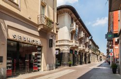 Corso Roma in centro ad Alessandria, Piemonte. Su questa elegante strada del centro si affacciano boutique, locali e palazzi signorili - © Olgysha / Shutterstock.com