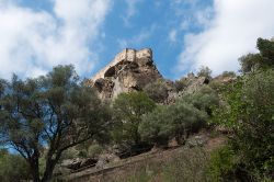 Corte: l'antica fortezza tra le montagne della Corsica - l'antica fortezza di Corte, edificata nell'XI secolo sui resti di una costruzione precedente, domina sulle valli della Restonica ...