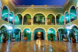 Cortile centrale del Palazzo del Govrno di Merida, Messico, fotografato di notte.

