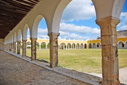 Cortile del convento di San Antonio de Pauda a Izamal, Messico. Questo monastero venne costruito fra il 1549 e il 1562 sotto la direzione del frate Diego de Lainda - © The Visual Explorer ...