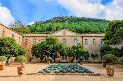 Cortile dell'Abbazia di Fontfroide a Narbona, Francia. Situata a 15 km sud ovest da Narbona, quasi al confine con la Spagna, venne fondata nel 1093 dal visconte di Narbona ma rimase povera ...