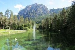 Laghetto naturale di Creta presso l'Albergo Chalet Lé dla Creda a San Vigilio di Marebbe, Trentino Alto Adige. Situato a circa 2 km da San Vigilio, sulla strada che porta al Parco ...