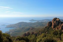Costa e montagne dell'Esterel: ci troviamo vicino a Frejus in Costa Azzurra 