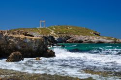 Costa a nord di Naxos, Grecia - Le acque del mar Egeo si infrangono sulla costa rocciosa e selvaggia a nord dell'isola di Naxos. Sullo sfondo la celebre porta d'ingresso, la "Portara", ...