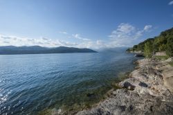 Costa rocciosa del Lago Maggiore vicino a Ispra in Lombardia