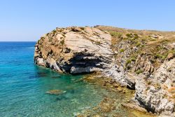 Un tratto di costa selvaggia dell'isola di Paros, Grecia. La conformazione geologica di questo territorio delle Cicladi è piuttosto vario anche se in prevalenza collinare e pianeggiante. ...