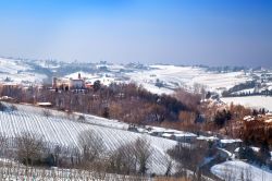 Costigliole d'Asti, il paesaggio collinare in inverno, sopo una bella nevicata in Piemonte