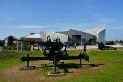 Courseulles-sur-Mer, Francia: il Centre Juno Beach con il D-Day Canadian Memorial. Questo centro rende omaggio a 45 mila canadesi che persero la vita in Normandia durante la Seconda Guerra Mondiale ...