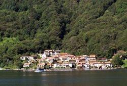 Crabbia la frazione di Pettinasco sul Lago d' Orta in Piemonte