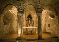 La suggestiva cripta della chiesa di Abbadia San Salvatore in Toscana - © Claudio Giovanni Colombo / Shutterstock.com