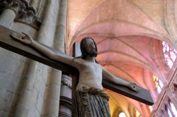 Croce con Gesù nella cattedrale di Nevers, Francia.

