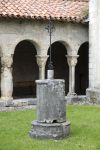 Croce in ferro nel chiostro della cattedrale di Santa Maria a Saint-Bertrand-de-Comminges, Francia.
