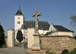 Croce in pietra nella chiesa della Santa Trinità a Zatcany, Brno. Questa graziosa chiesetta risale all'XI° secolo - © 112429856 / Shutterstock.com