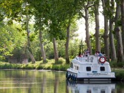 Una crociera sul Canal du Midi a Colombiers, nei pressi di Beziers (Francia).
