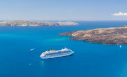 Crociera verso Nea Kameni a Santorini, Isole Cicladi (Grecia)