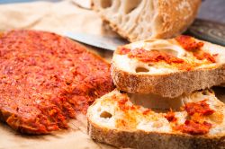 Crostini di pane con spalmata la 'Nduja una specialità tipica della Calabria