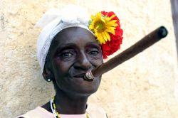 Cuba, L'Avana: una donna col sigaro in posa per i turisti nelle strade de La Habana Vieja - Foto di Giulio Badini