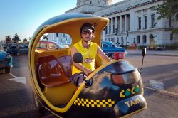 L'Avana, Cuba: un cocotaxi nelle strade della capitale cubana, di fronte al Capitolio - Foto di Giulio Badini