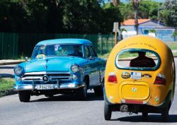 Cuba, Varadero: un'auto americana degli anni '50 adibita a taxi e un cocotaxi, un mezzo di trasporto turistico tipico dell'Avana e della stessa Varadero - © v.schlichting ...