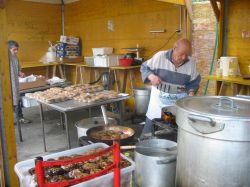 I preparativi della Sagra del Carciofo di Ramacca, che ogni anno in primavera celebra la varietà del carciofo violetto, un'eccellenza prodotta in zona, lungo il bordo meridionale ...