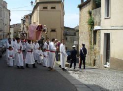 La Confraternita della Santa Ccroce durante la processione di Pasqua a Cuglieri - Wikipedia