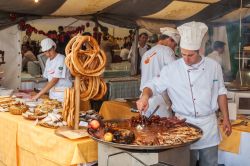 Cuochi al lavoro durante lo Spancirfest, il grande festival di artisti di strada che si svolge a Varzdin nel mese di agosto tutti gli anni dal 1999 - foto © Deymos.HR

