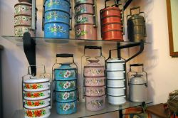 Cuocivivande di fattura peranakan. Colori pastello con decorazioni floreali per queste belle vaporiere adibite anche a portavivande. Nella cultura di questa etnia la cucina è da sempre ...