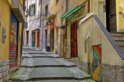 Le pittoresce stradine della Pigna, la città vecchia di Sanremo - "La Pigna" è il curioso nome con cui viene abitualmente chiamato il centro storico di Sanremo, un pittoresco ...