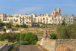 Dall'alto di una collina Locorotondo domina il paesaggio della Valle d'Itria in Puglia