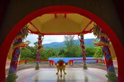 Decorazione tradizionale in un tempio buddhista sull'isola di Pha Ngan, Thailandia.

