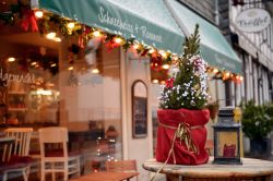 Decorazioni natalizie di fronte a una panetteria nel centro di Goslar, Germania - © Kraft_Stoff / Shutterstock.com