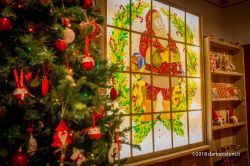 Decorazioni natalizie e albero di Natale al villaggio di Montepulciano, provincia di Siena.
