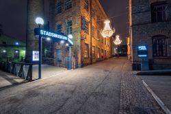 Decorazioni natalizie nella cittadina di Norrkoping, Svezia, by night. Siamo in un ambiente urbano unico in Europa - © Rolf_52 / Shutterstock.com