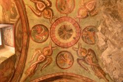 Decorazioni ornamentali nella cripta del monastero di San Benedetto a Subiaco, provincia di Viterbo, Lazio. I dipinti ritraggono scene della vita del santo - © Franco Volpato / Shutterstock.com ...