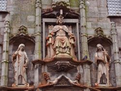 Decorazioni scultoree sulla facciata di un edificio storico nel centro di Middelburg, Olanda.
