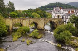 Il Dee Bridge è una delle Sette Meraviglie del Galles. Fu costruito nel 1345 ed è il principale ponte sul fiume Dee. Si trova a Llangollen, nel nord del Galles - foto © ...