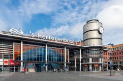 Den Bosch (Olanda): la moderna stazione ferroviaria collega la cittadina alle maggiori città olandesi. Amsterdam, ad esempio, dista meno di un'ora e mezzo di viaggio - foto © ...