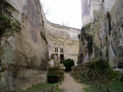 Passeggiando dentro al fossato del Chateau de  Breze, Valle della Loira, Francia - © www.chateaudebreze.com