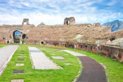 Dentro all'imponente anfiteatro romano di Santa Maria Capuavetere, in provincia di Caserta - © Gabriela Insuratelu / Shutterstock.com