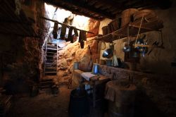 Dentro alla Grotta di Scurati vicino a Custonaci in Sicilia - © francesco de marco / Shutterstock.com