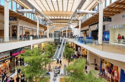 Dentro al centro commerciale Arese shopping center, uno dei più grandi in Europa - © MikeDotta / Shutterstock.com