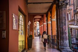 La visita dei portici di Bologna con lo zaino sulle spalle. E' possibile trovare un deposito bagagli anche nel centro storico oltre che in stazione e all'aeroporto Guglielmo Marconi. ...