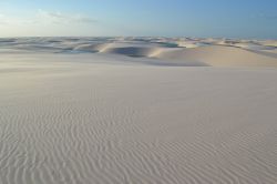 Il deserto di sabbia dei Lençois Maranhenses, il Parco Nazionale dello stato di Maranhao, si trova nel nord-est del Brasile.
