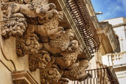 Dettagli barocchi a Palazzo Nicolaci Villadorata, Noto - situato nel centro storico della bellissima Noto, perla della Sicilia del sud, Palazzo Nicolaci Villadorata è tra gli edifici ...