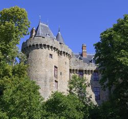 Dettagli del castello di Combourg, Francia. Fu eretto per volere del vescovo di Dol, su una collinetta vicino al Lac Tranquille, e poi ricostruito in stile tardo gotico fra il XIV° e il ...