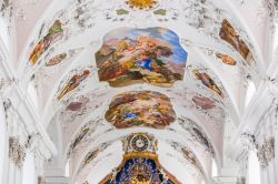 Dettagli pittorici delle volte a crociera nella chiesa abbaziale di Stift Stams, Austria. Gli affreschi relativi alla Vita della Vergine sono stati realizzati nel 1734 da Johann Georg Wolcker ...