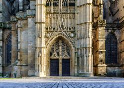 Dettaglio architettonico della cattedrale di Limoges, Francia. Questo edificio religioso si presenta in stile gotico. 

