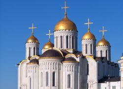 Dettaglio delle cupole dorate della cattedrale dell'Assunzione a Vladimir, la splendida città della Russia che fa parte del cosiddetto Anello d'Oro di Mosca - © Art Konovalov ...