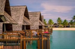 Dettaglio dei bungalow in un resort di Viti Levu, Figi.

