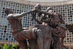 Dettaglio del monumento al Teatro Nazionale di Kampala, Uganda - © Tim Hook / Shutterstock.com